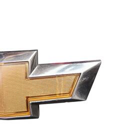 EMBLEMA GRAVATA GRADE DIANTEIRA ONIX PRISMA 2013 2016 PRATEA