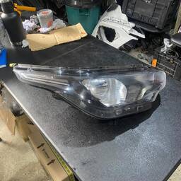 Farol direito Fiat Strada 2021 a 2025 