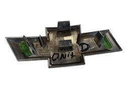 EMBLEMA GRAVATA GRADE DIANTEIRA ONIX PRISMA 2013 2016 (USADO