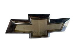 EMBLEMA GRAVATA GRADE DIANTEIRA ONIX PRISMA 2013 2016 (USADO