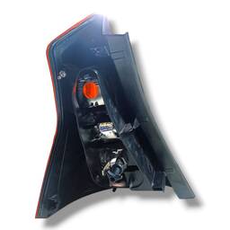 LANTERNA TRASEIRA ESQUERDA SANDERO 2012/2014 MASC VERMELHA