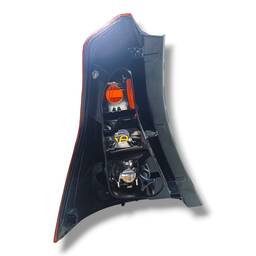 LANTERNA TRASEIRA ESQUERDA SANDERO 2012/2014 MASC VERMELHA