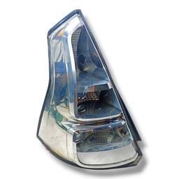 LANTERNA TRASEIRA ESQUERDA SANDERO 2012/2014 MASC VERMELHA