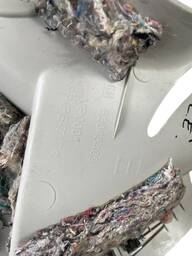 SUPORTE ESQUERDO BAGAGITO PORTA MALA GM ONIX 2014