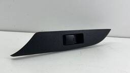 BOTAO VIDRO TRASEIRO ESQUERDO MARCH 2014 A 2020 