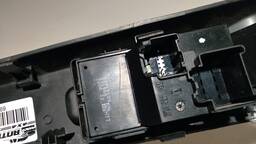 BOTÃO MOLDURA VIDRO ELÉTRICO DIANTEIR DIREIT S10 TRAIL 17/25