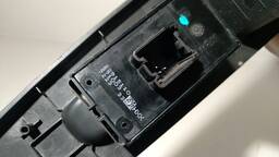 BOTÃO MOLDURA VIDRO TRASEIRO DIREITO S10 TRAILBLAZER 2017/25