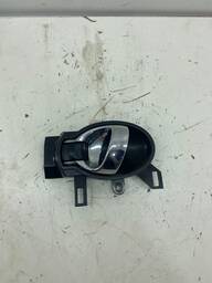 MAÇANETA INT. DIANTEIRA/TRASEIRA ESQUERD MARCH VERSA 12 A 21