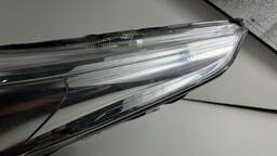 FAROL LADO ESQUERDO YARIS 2019 A 2024 COM DETALHE