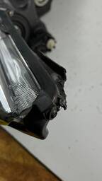 FAROL LADO ESQUERDO YARIS 2019 A 2024 COM DETALHE