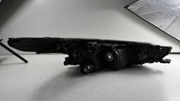 FAROL LADO ESQUERDO YARIS 2019 A 2024 COM DETALHE