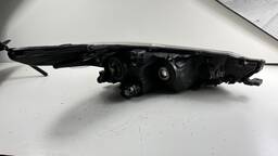 FAROL LADO ESQUERDO YARIS 2019 A 2024 COM DETALHE