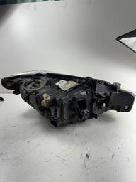 FAROL ESQUERDO BMW 320I 2013 À 2018 DETALHE