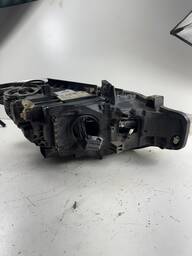 FAROL ESQUERDO BMW 320I 2013 À 2018 DETALHE