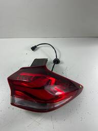 Lanterna Traseira Direita Tracker 2020 a 2025 (canto) S/ Led