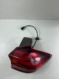 LANTERNA TRASEIRA DIREITA TRACKER 2020 A 2025 (CANTO) S/ LED