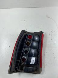 LANTERNA TRASEIRA DIREITA OMEGA 1992 A 1998 TRICOLOR