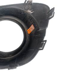 MOLDURA FAROL NEBLINA LADO ESQUERD  MITSUBISHI L200 ORIGINAL