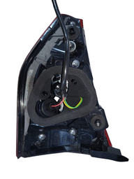 LANTERNA TRASEIRA ESQUERDA TRACKER 2020 A 2025 (MALA) C/ LED