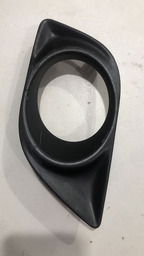 Moldura Farol Milha Lado Direito Nissan Versa 2011/2015