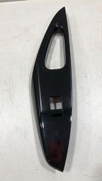 Moldura Comando Vidro Traseira Esquerda Corolla Hybrid 2024