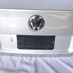 TAMPA TRASEIRA JETTA 2.5 2007 A 2010 DETALHE