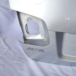 TAMPA TRASEIRA JETTA 2.5 2007 A 2010 DETALHE