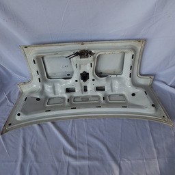 TAMPA TRASEIRA FIAT TEMPRA 1995 A 1999 DETALHE