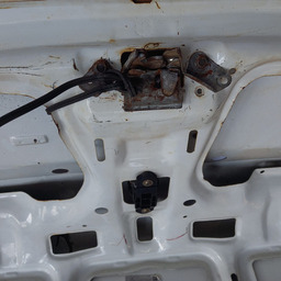 TAMPA TRASEIRA FIAT TEMPRA 1995 A 1999 DETALHE