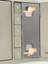 LUZ TETO CORTESIA PORTA ÓCULOS GM CAPTIVA 2008/2015 DETALHE