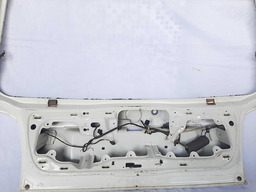 TAMPA TRASEIRA VOLKSWAGEN GOLF 1995 A 1998 PEQUENOS DETALHES