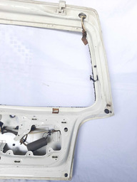 TAMPA TRASEIRA VOLKSWAGEN GOLF 1995 A 1998 PEQUENOS DETALHES