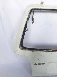 TAMPA TRASEIRA VOLKSWAGEN GOLF 1995 A 1998 PEQUENOS DETALHES