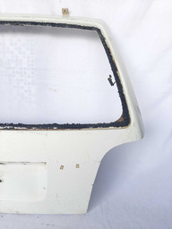 TAMPA TRASEIRA VOLKSWAGEN GOLF 1995 A 1998 PEQUENOS DETALHES