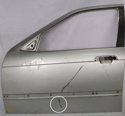 PORTA DIANTEIRA ESQUERDA BMW 323 1994 A 1998 PEQUENO DETALHE