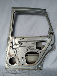 PORTA TRASEIRA DIREITA VECTRA 1997 1998 A 2005 DETALHES 