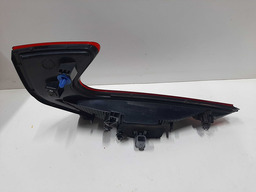 LANTERNA TAMPA LADO DIREITO HB20 HATCH 2020 A 22 DETALHE 