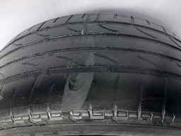 PNEU BRIDGESTONE DUELER 235/55R17 DESGASTADO