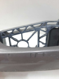 MAÇANETA EXTERNA TRASEIRA ESQUERDA RENEGADE 16 A 21 DETALHE