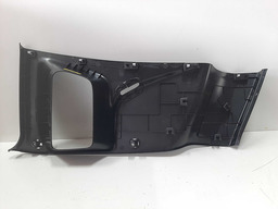 ACABAMENTO COLUNA TRASEIRO DIREITO RENEGADE 16 A 21 DETALHE