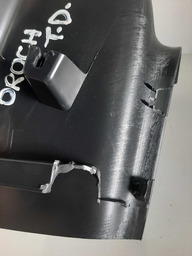 ACABAMENTO COLUNA TRASEIRO DIREITO OROCH 2022 A 24 DETALHE