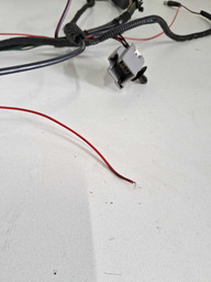 CHICOTE TAMPA TRASEIRA LAND ROVER DISCOVERY 4 2012 DETALHE