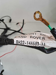 CHICOTE TAMPA TRASEIRA LAND ROVER DISCOVERY 4 2012 DETALHE