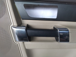 FORRO PORTA TRAS DIREITA DISCOVERY 4 2012 A 2016 DETALHE 