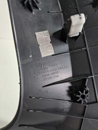 ACABAMENTO INTERNO DIREITO AZERA 2012 A 2016 DETALHE USO 