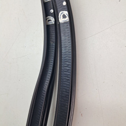 BORRACHA CARROCERIA DIANT DIREITA AZERA 2012 A 2016