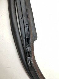 BORRACHA PORTA TRASEIRA DIREITA OPIRUS 04 A 09 DETALHE 