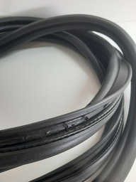 BORRACHA TAMPA TRASEIRA RENAULT CAPTUR 2017 A 2020 DETALHE