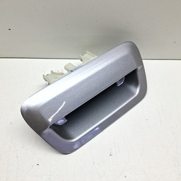 MAÇANETA BOTÃO ABERTURA TAMPA TRAS RENEGADE 2017 A 21 DETAL