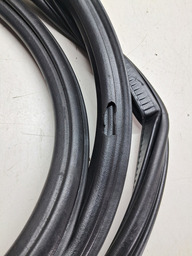 BORRACHA PORTA TRASEIRA ESQUER AUDI Q3 13/19 DETALHE 